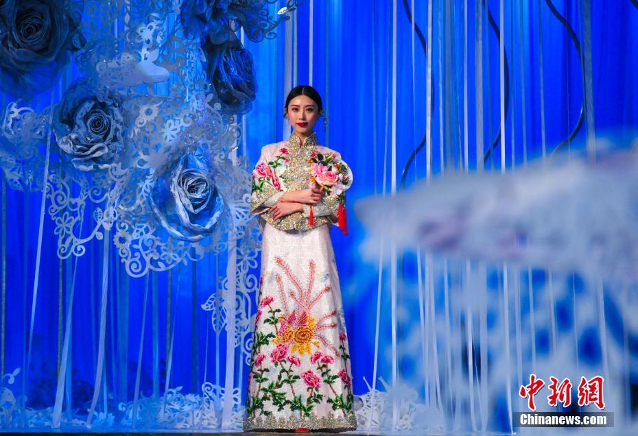 观众在春季婚礼秀上体验浪漫