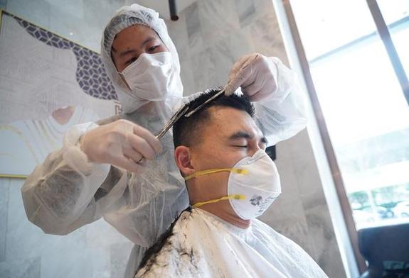 武汉：服务医护 从“头”开始