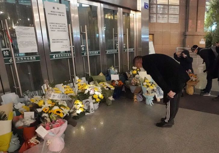 ↑ 2月7日晚，市民自发到武汉中心医院悼念李文亮医生。