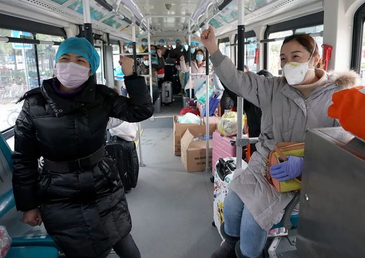 ↑2月11日，华润武钢总医院的医务人员坐上武汉市公交集团公司“疫情应急专车”后集体高呼“加油”，奔赴抗疫一线——方舱医院。武汉因疫情停止市内公共交通后，武汉市公交集团公司承担起市内主要交通任务，负责接送医护人员和一线工作人员 （如商场、超市人员）上下班，另外也担负了医院、社区、商场、超市等单位部分物资运输任务。