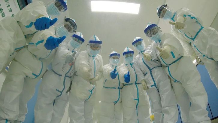 ↑新冠肺炎重症病区的部分护士合影。在武汉市华中科技大学同济医学院附属同济医院中法新城院区C栋10东新冠肺炎重症病区，有近60名护士。“最棒”“加油”“战士”“超美”……他们每天都会在一次性防护服上写下名字和祝福，激励自己和同伴。面对疫情，她们从容淡定、积极乐观，这些白衣天使是最可爱的人。