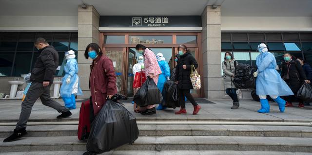 武昌方舱医院最后一批痊愈病人出舱