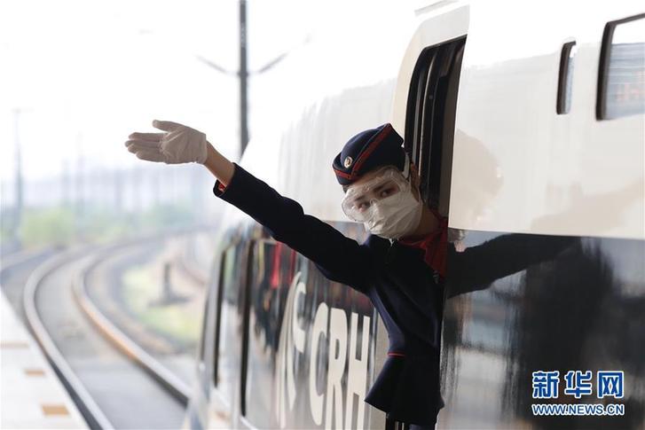 武汉开出“解封”后开往湖北省外的首趟始发列车 (聚焦疫情防控)(1)武汉开出“解封”后开往湖北省外的首趟始发列车