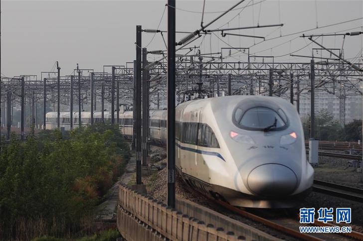 武汉开出“解封”后开往湖北省外的首趟始发列车 (聚焦疫情防控)(3)武汉开出“解封”后开往湖北省外的首趟始发列车