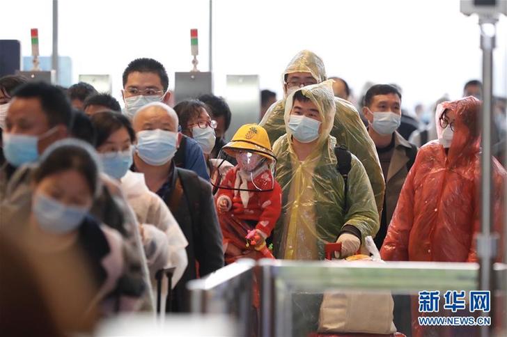 武汉开出“解封”后开往湖北省外的首趟始发列车 (聚焦疫情防控)(4)武汉开出“解封”后开往湖北省外的首趟始发列车