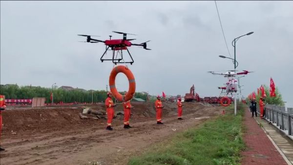 无人机空投救生圈，8分钟搭好一座桥，武汉防汛很硬核