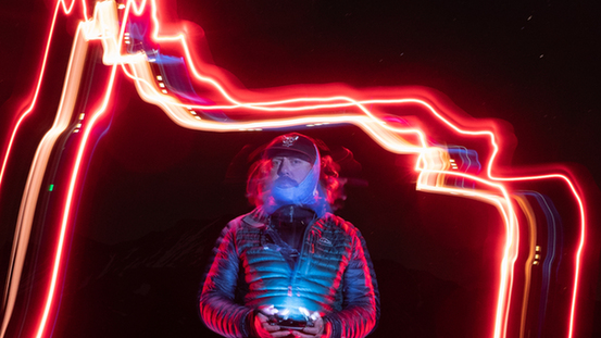“时空雕塑”！美国50岁艺术家用无人机带LED灯在天空作画