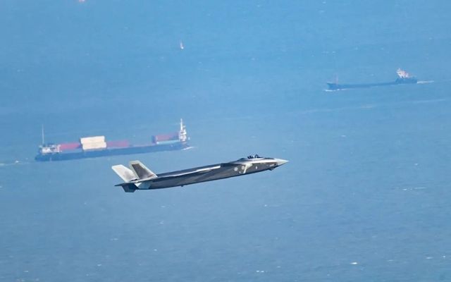 索尼微单：为速度而生，定格航空摄影之美