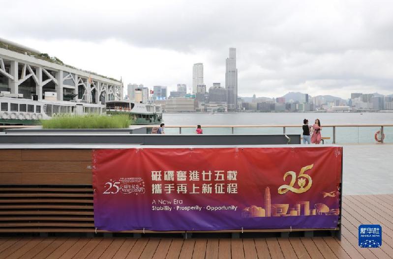香港街头喜庆气氛渐浓