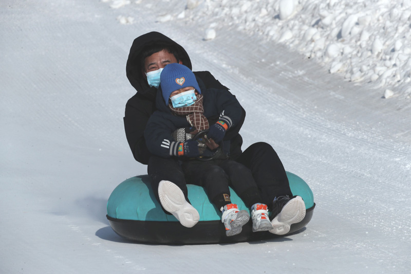 内蒙古赤峰：滑冰戏雪过大年