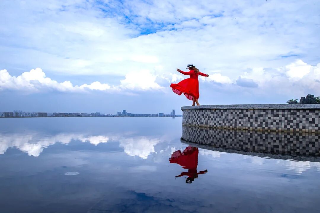 用“理论强基+案例研讨+实践淬炼”强“四力”