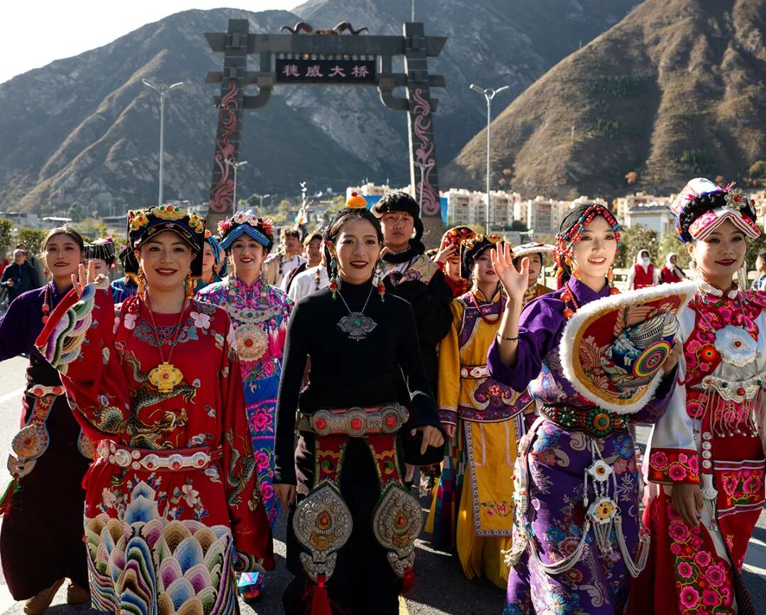 非遗巡游庆羌年