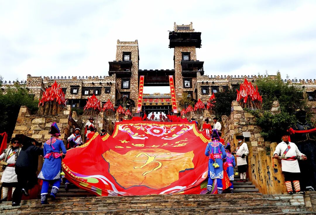 四川茂县古羌城:特色风俗迎新人