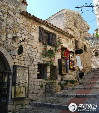 简单的实质建筑和鹅卵石的街道更增添了埃兹中世纪的魅力。