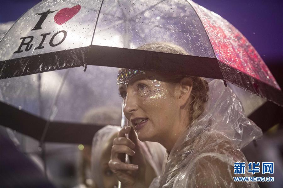 巴西里约狂欢节雨中开幕