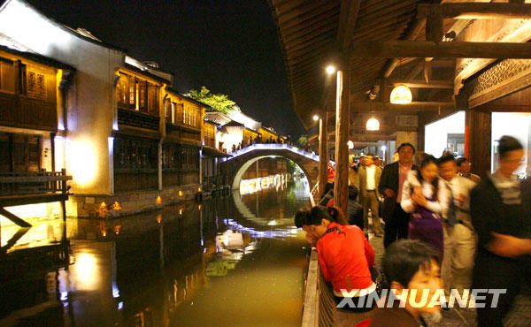 4月26日,游客们夜游乌镇西栅景区。